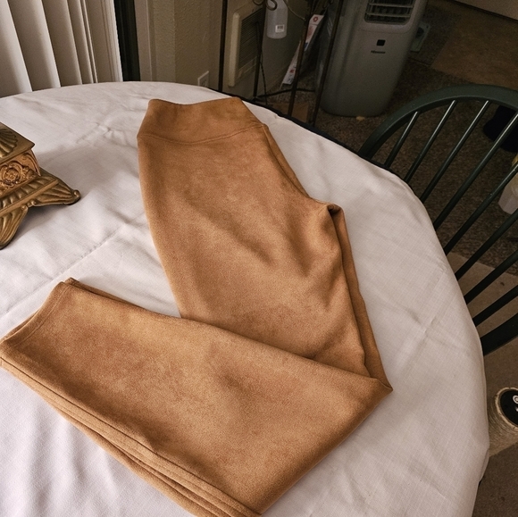 Nine West Faux Suede Leggings. - Picture 2 of 4